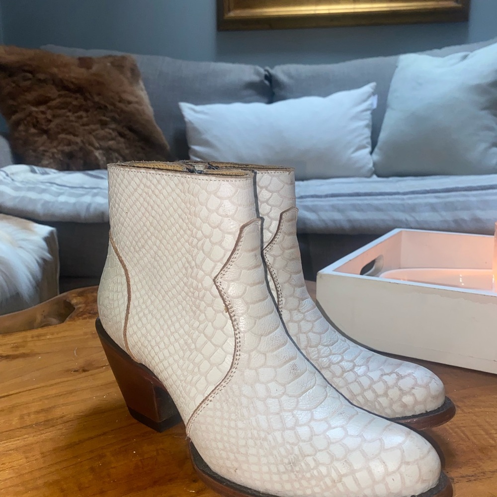 Idyllwind White Heeled Boots with Western Flair
